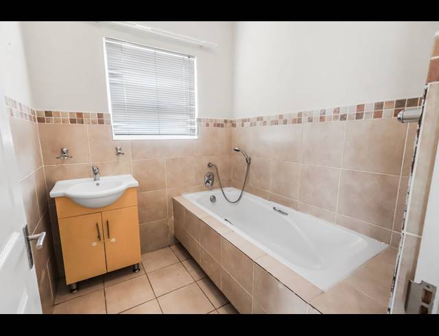 3 BEDROOM TOWNHOUSE TO LET IN BEACON BAY